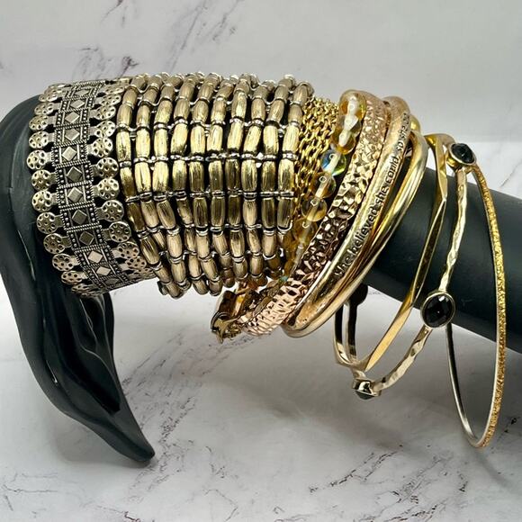 10 assorted style gold tone bracelets - Picture 1 of 12